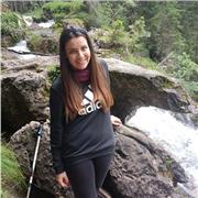 Docente di materie umanistiche impartisce ripetizioni a bambini delle elementari, ragazzi delle medie e superiori